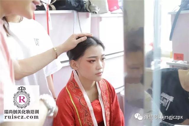 化妝師提升段位的大招，直接又簡單！