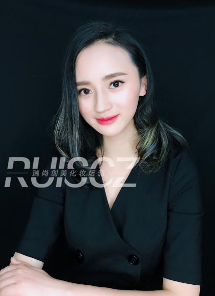 畢業(yè)面試兩不誤，職場(chǎng)妝容了解一下？