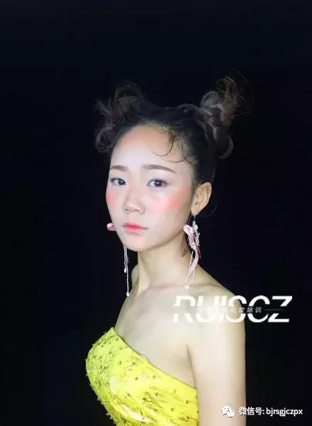 腮紅、微醺、曬傷妝，變身夏日畫報(bào)女郎