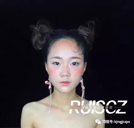 腮紅、微醺、曬傷妝，變身夏日畫報(bào)女郎