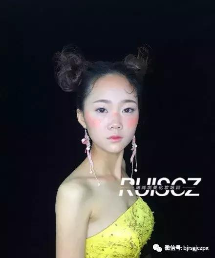 腮紅、微醺、曬傷妝，變身夏日畫報(bào)女郎
