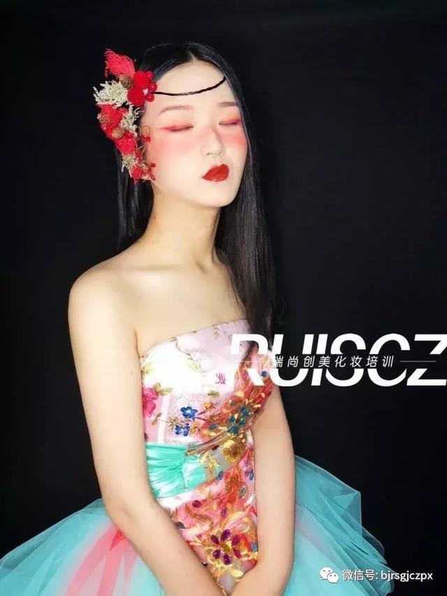 腮紅、微醺、曬傷妝，變身夏日畫報(bào)女郎
