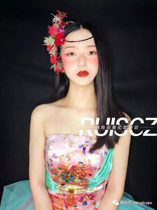 腮紅、微醺、曬傷妝，變身夏日畫報(bào)女郎