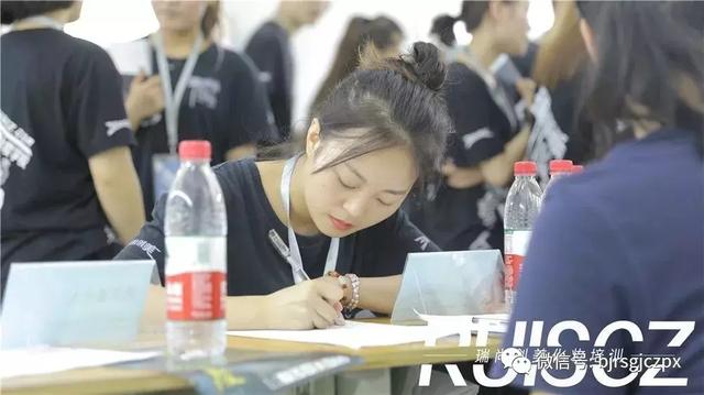 校園招聘會，在實(shí)踐中與面試官“博弈”！