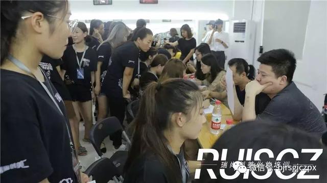 校園招聘會，在實(shí)踐中與面試官“博弈”！