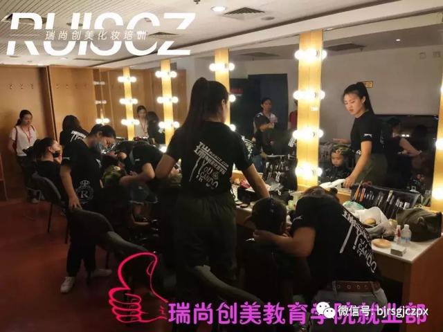 化妝師行走江湖，那絕對是風(fēng)雨無阻！