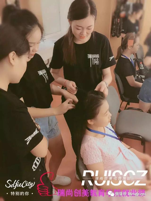 化妝師行走江湖，那絕對是風(fēng)雨無阻！