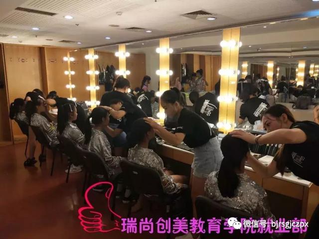 化妝師行走江湖，那絕對是風(fēng)雨無阻！