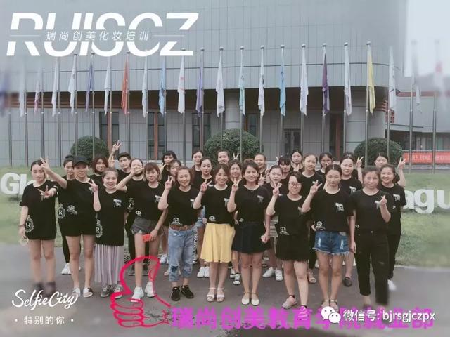 化妝師行走江湖，那絕對是風(fēng)雨無阻！