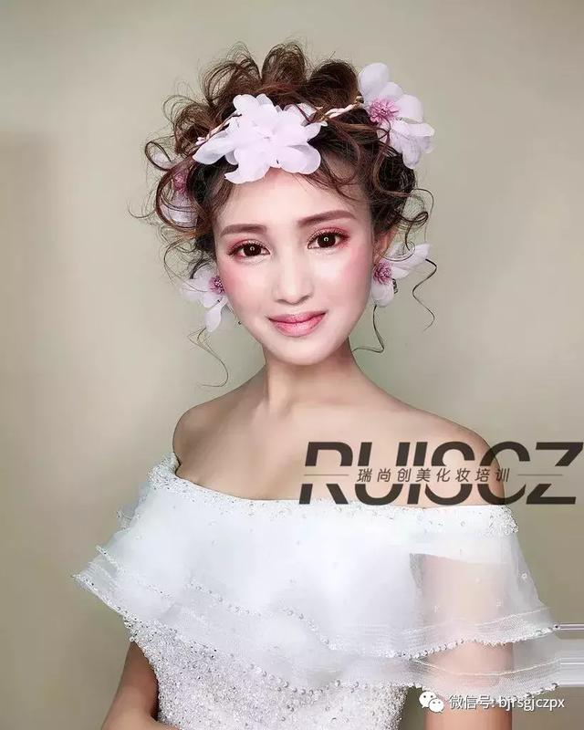 仙仙美美的花嫁新娘，甜美妝面新感覺(jué)！