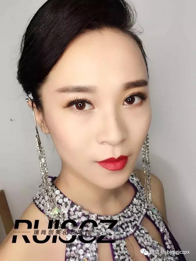 解鎖時尚晚宴造型，拒絕單調(diào)的濃妝艷抹！