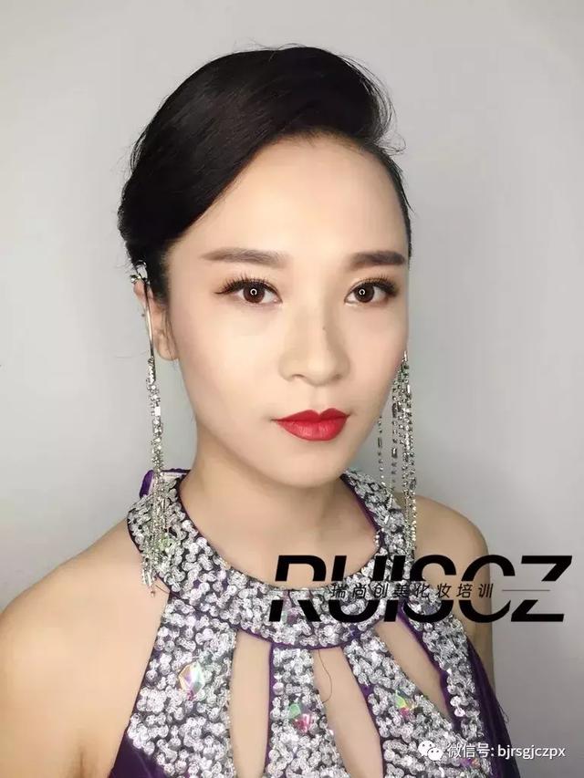 解鎖時尚晚宴造型，拒絕單調(diào)的濃妝艷抹！