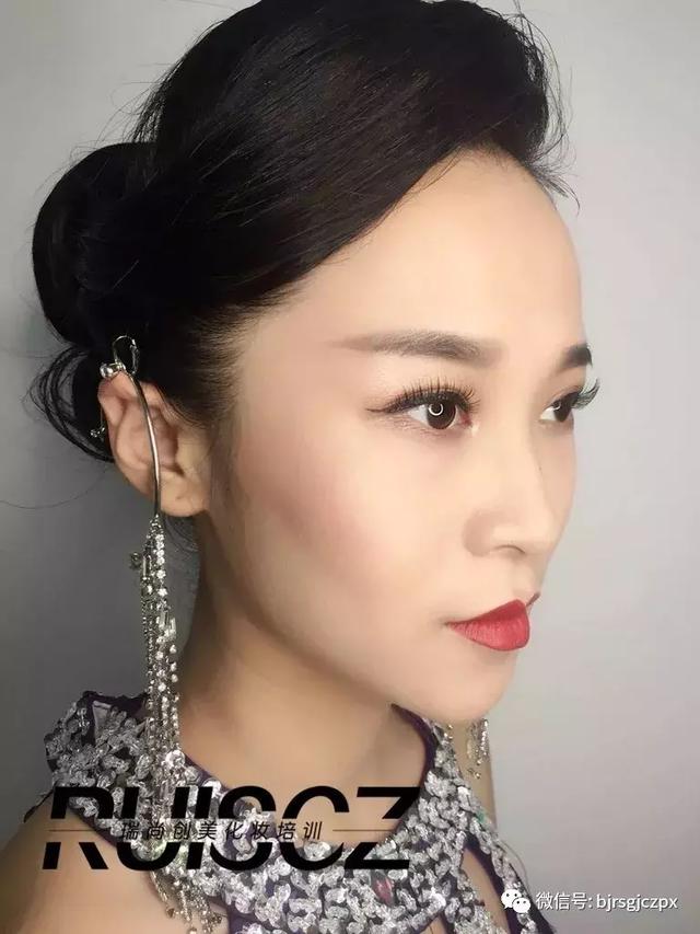 解鎖時尚晚宴造型，拒絕單調(diào)的濃妝艷抹！
