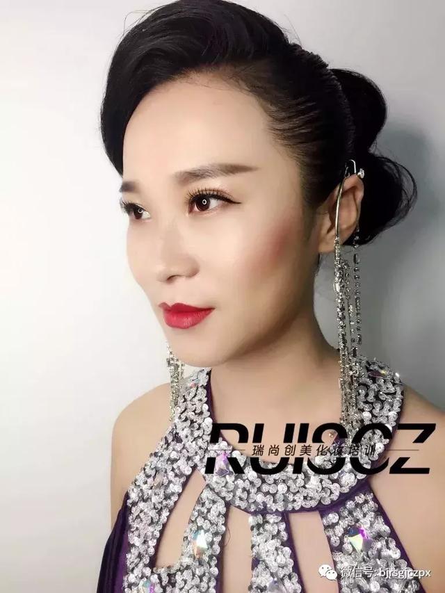 解鎖時尚晚宴造型，拒絕單調(diào)的濃妝艷抹！