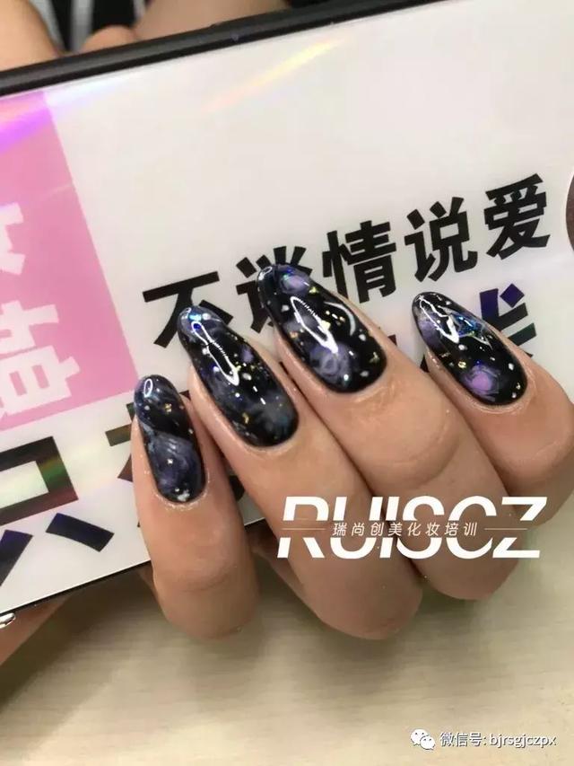 深邃夢幻的星空甲，百搭的浪漫風情