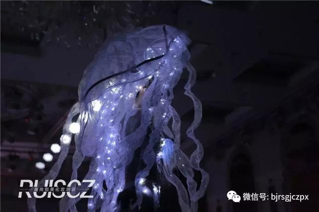 有顏有料有技術，秀場點亮新銳美妝造型！