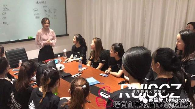 化妝師崗前就業(yè)指導(dǎo)，北京韓國(guó)慕色高端攝影集團(tuán)