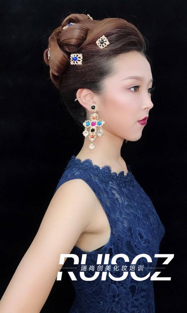晚妝也可以如此的奢華，感受高端妝面帶來的華麗感