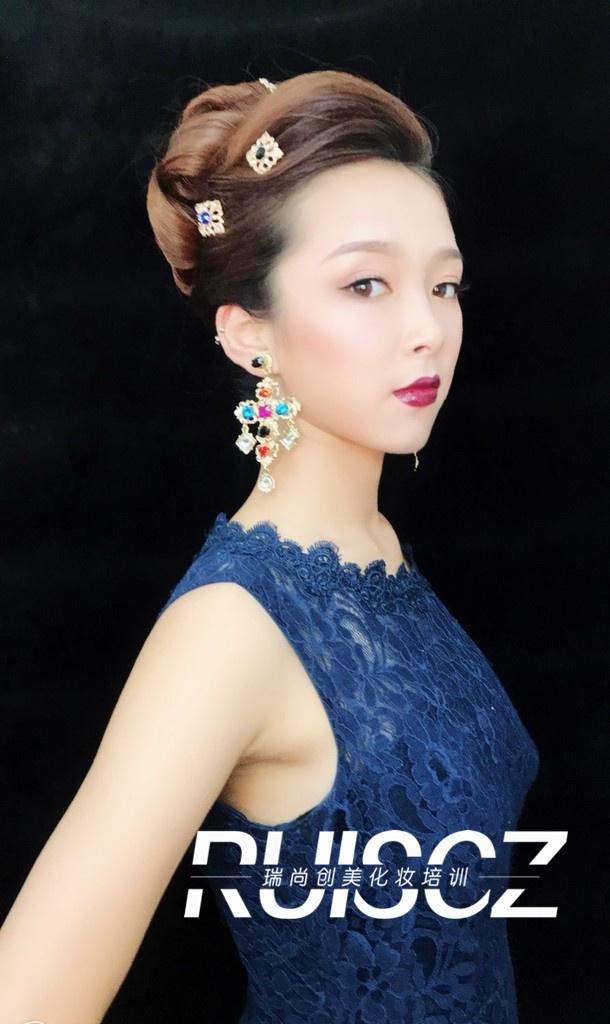 晚妝也可以如此的奢華，感受高端妝面帶來的華麗感