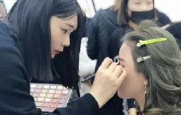 怎么才能當(dāng)上彩妝師？如何當(dāng)彩妝師？