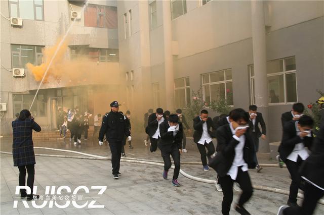 警鈴響徹！校園“生死逃亡”正式上演！