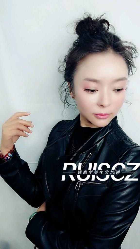 高段位化妝師的造型術(shù)，這“槍法”誰敢不服！
