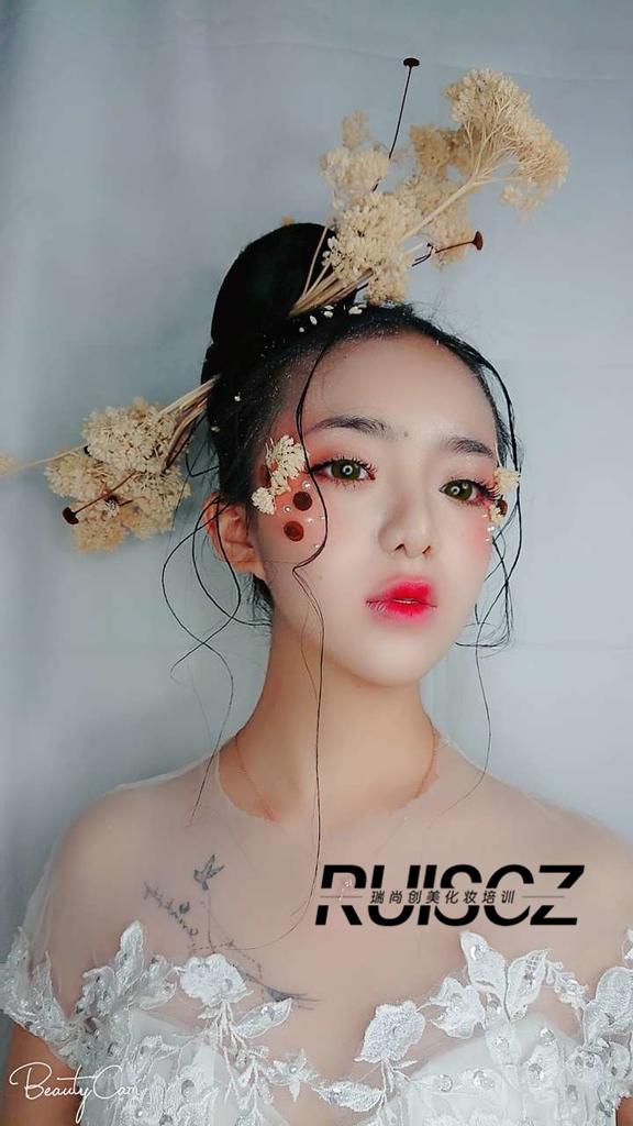 快速成妝的噴槍化妝，讓化妝師有前途更有錢(qián)途！
