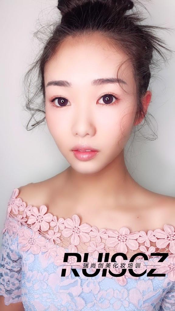 化個(gè)裸妝都能高級(jí)成這樣？主要還得看“精髓”！
