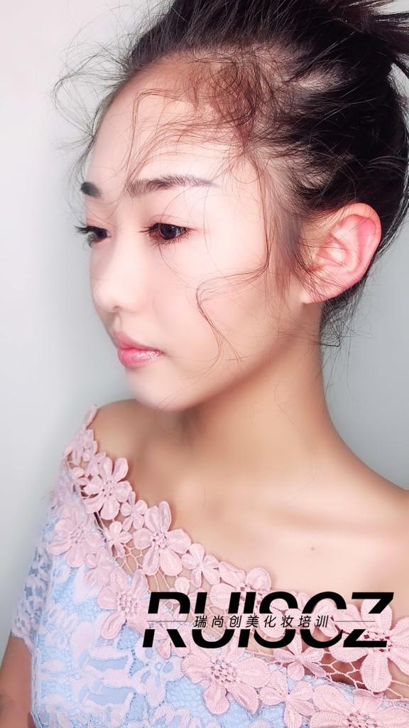 化個(gè)裸妝都能高級(jí)成這樣？主要還得看“精髓”！