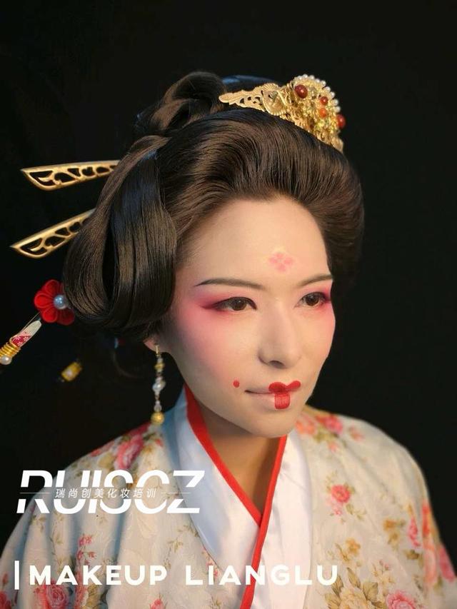 學(xué)習(xí)影視造型的化妝師，審美一定要在線！