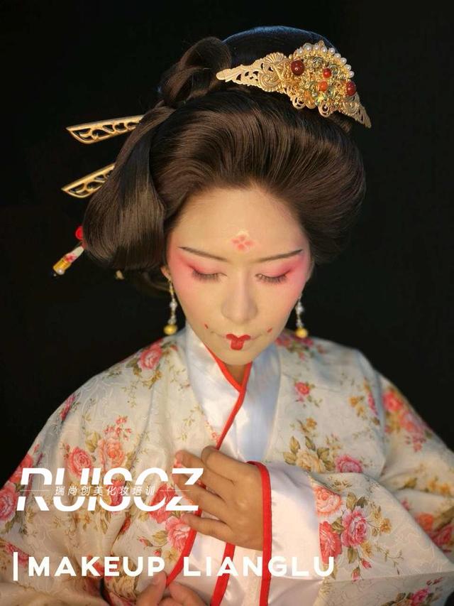 學(xué)習(xí)影視造型的化妝師，審美一定要在線！