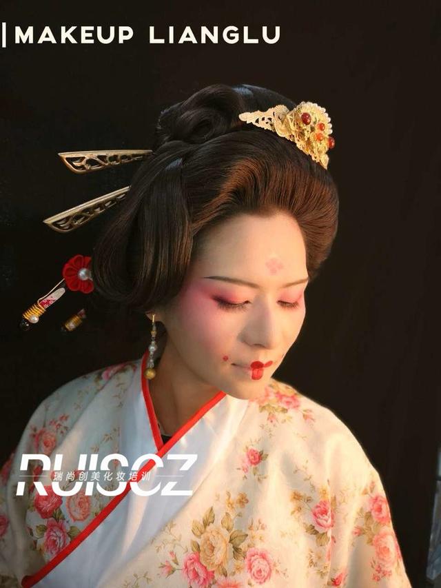 學(xué)習(xí)影視造型的化妝師，審美一定要在線！