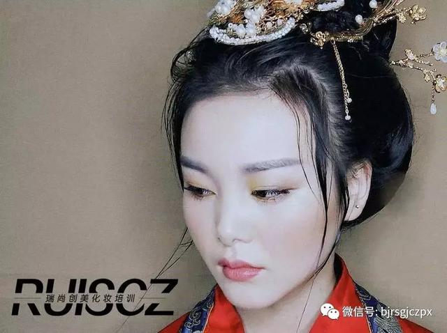 古裝劇里精致的服道化，化妝師絕對是很重要的一環(huán)！