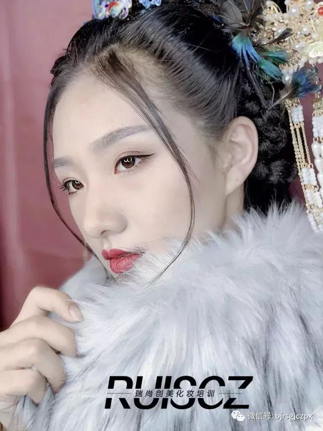 古裝劇里精致的服道化，化妝師絕對是很重要的一環(huán)！