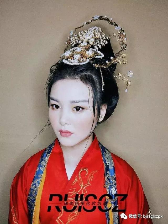 古裝劇里精致的服道化，化妝師絕對是很重要的一環(huán)！