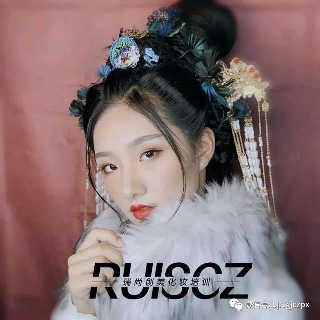 古裝劇里精致的服道化，化妝師絕對是很重要的一環(huán)！