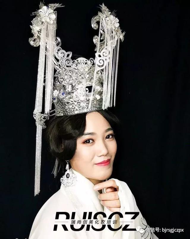 古裝劇里精致的服道化，化妝師絕對是很重要的一環(huán)！