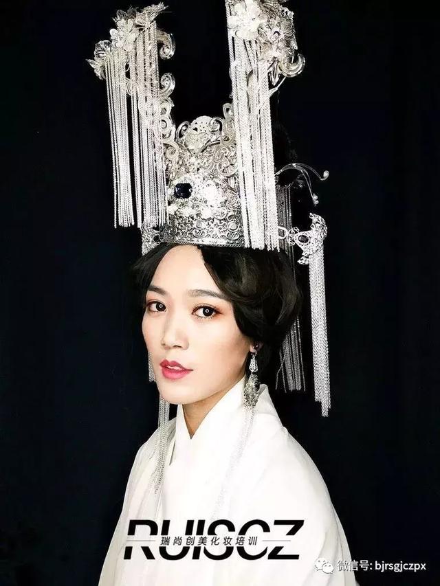 古裝劇里精致的服道化，化妝師絕對是很重要的一環(huán)！
