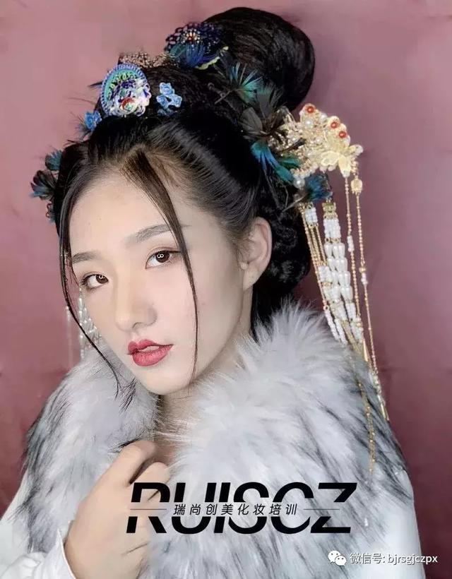 古裝劇里精致的服道化，化妝師絕對是很重要的一環(huán)！