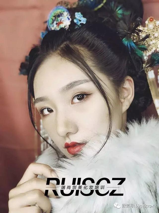 古裝劇里精致的服道化，化妝師絕對是很重要的一環(huán)！