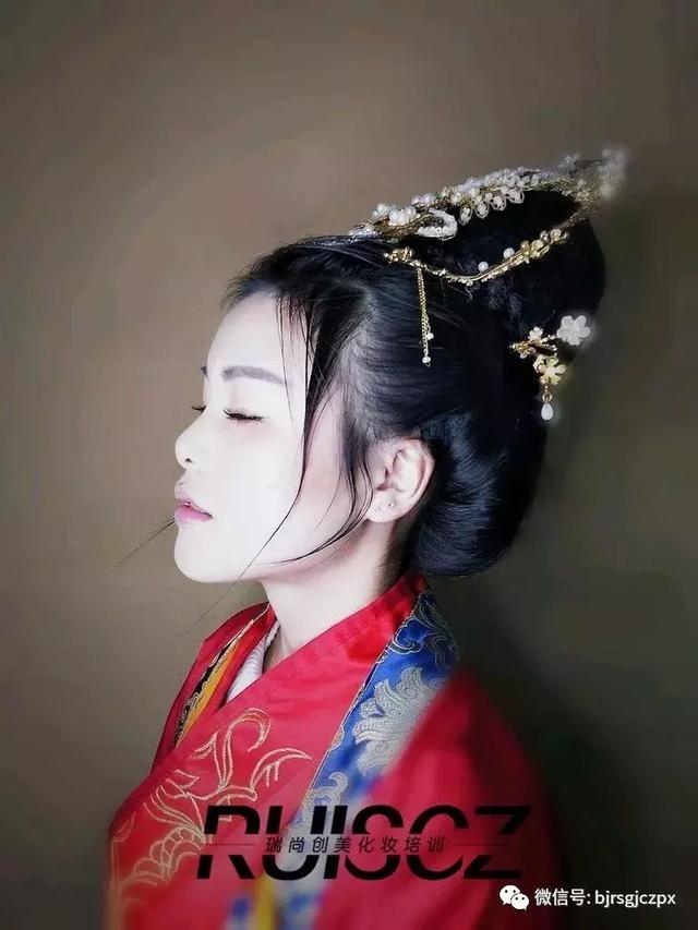 古裝劇里精致的服道化，化妝師絕對是很重要的一環(huán)！