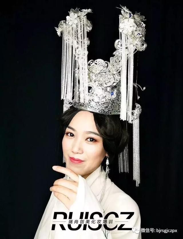 古裝劇里精致的服道化，化妝師絕對是很重要的一環(huán)！