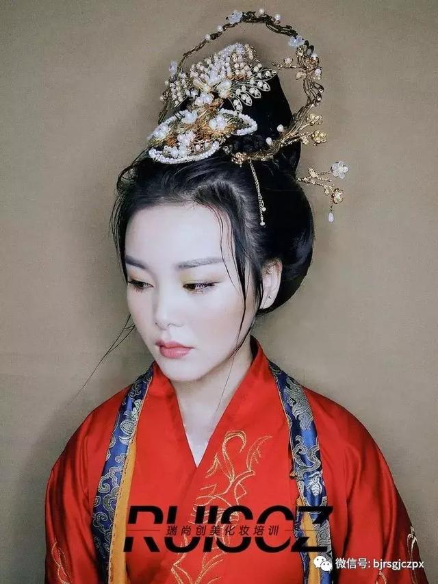 古裝劇里精致的服道化，化妝師絕對是很重要的一環(huán)！