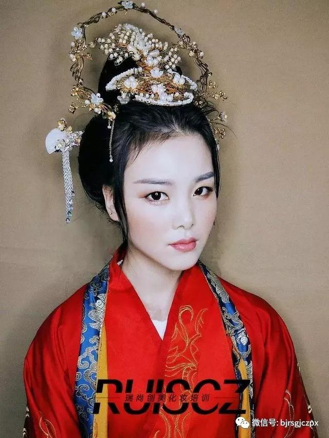古裝劇里精致的服道化，化妝師絕對是很重要的一環(huán)！