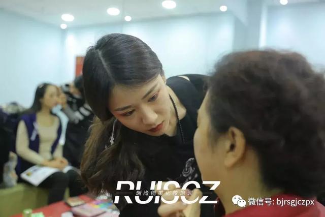“環(huán)球金色使者”實習，用妝面?zhèn)鬟_中華女性之美！