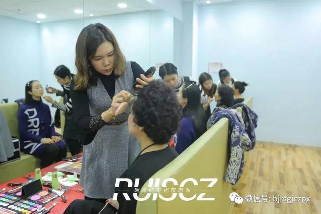 “環(huán)球金色使者”實習，用妝面?zhèn)鬟_中華女性之美！