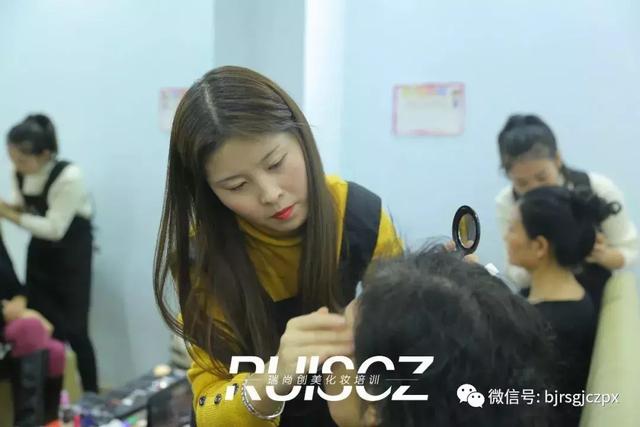 “環(huán)球金色使者”實習，用妝面?zhèn)鬟_中華女性之美！