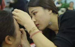 女生學化妝好么?女生學化妝有發(fā)展嗎？