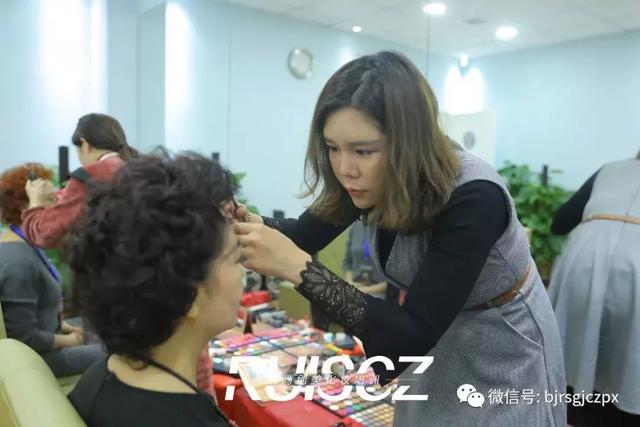 “環(huán)球金色使者”實習，用妝面?zhèn)鬟_中華女性之美！