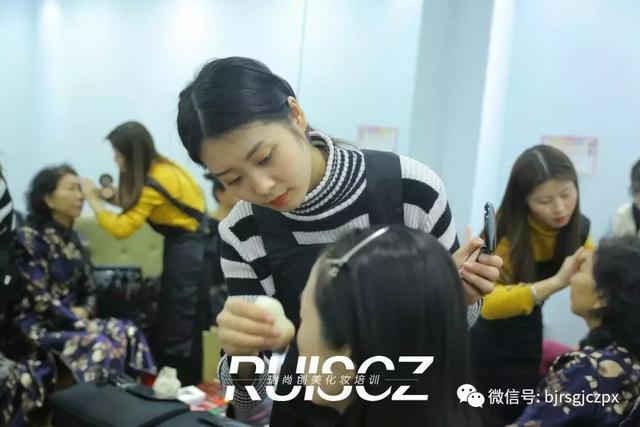 “環(huán)球金色使者”實習，用妝面?zhèn)鬟_中華女性之美！